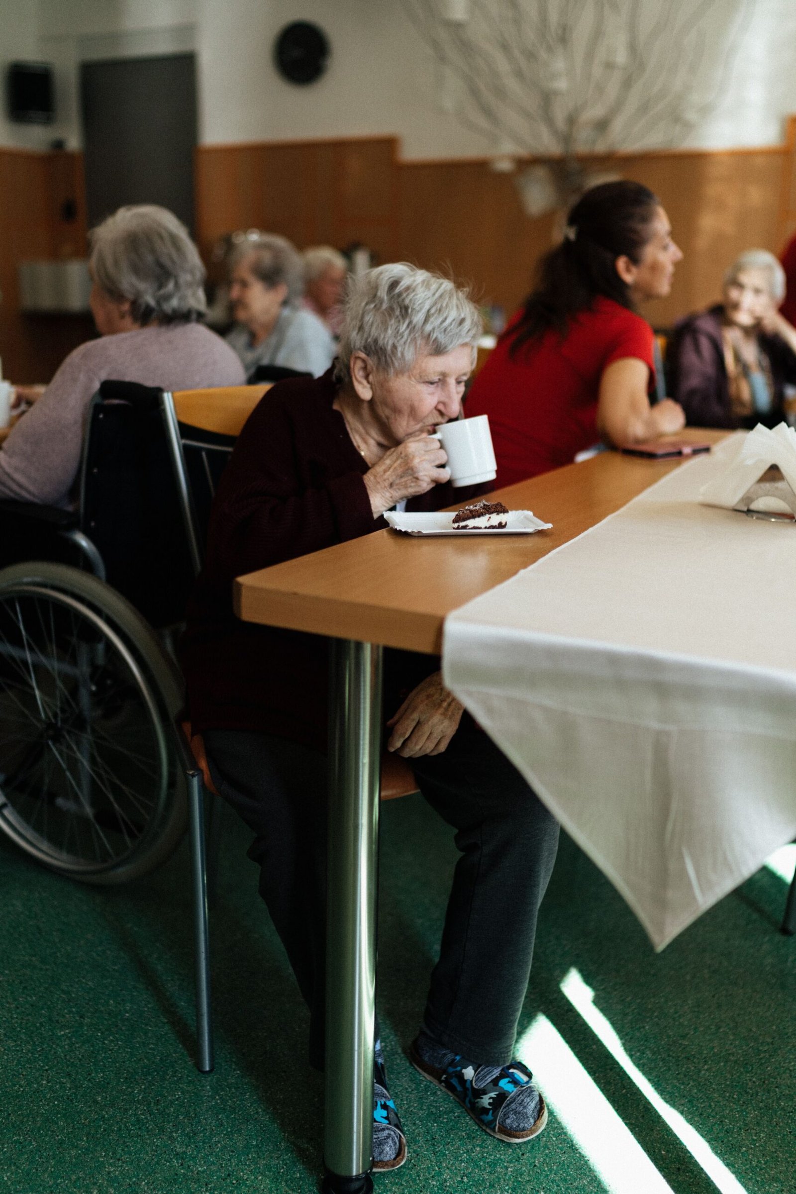 Personas adultas mayores compartiendo un momento en el comedor de una residencia